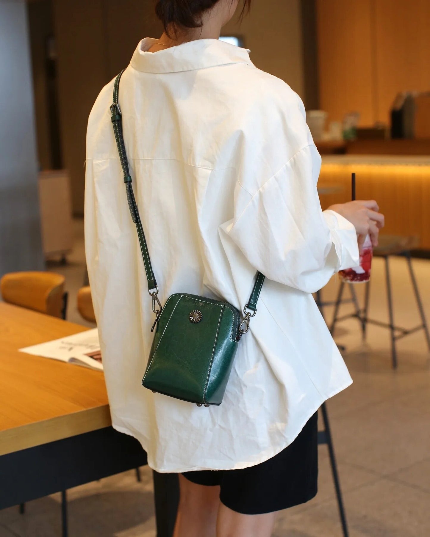 "Stylish Leather Crossbody Phone Bag for Women - Fashionable and Versatile!"